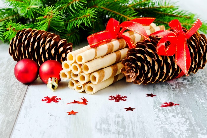 Christmas decorations with pine cones and wafer rolls