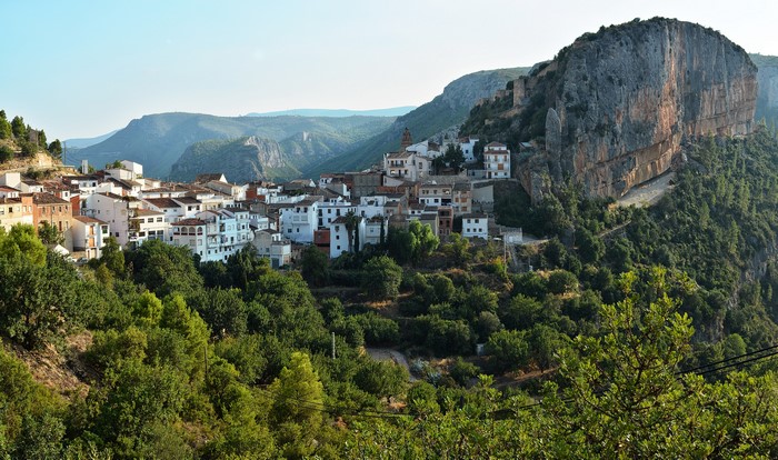 Chulilla, Spain: Village nestled against a large crag with trees
