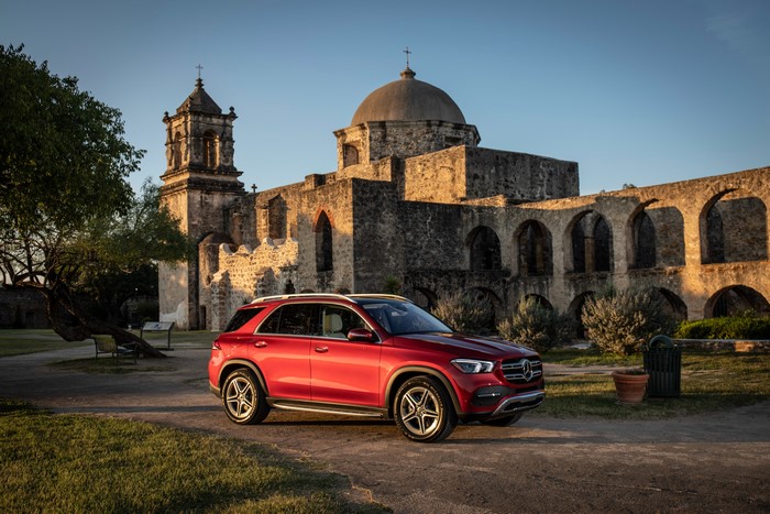 Red Mercedes-Benz 201 GLE 450 4MATIC in front of Mission Espada
