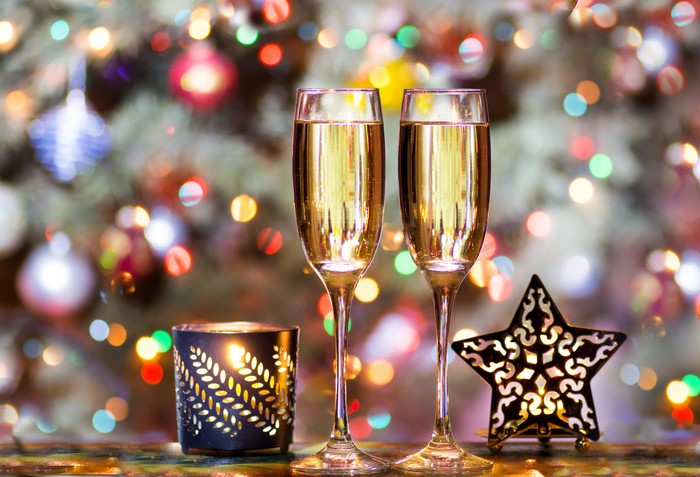 Champagne glasses with Christmas tree and star decoration