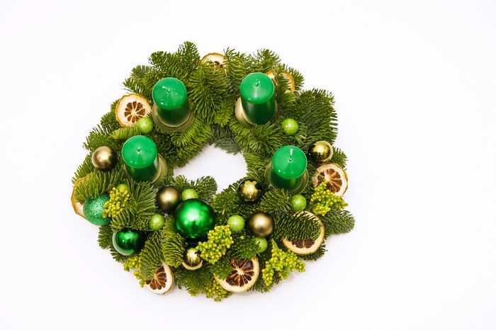 Advent wreath with green candles and ornaments