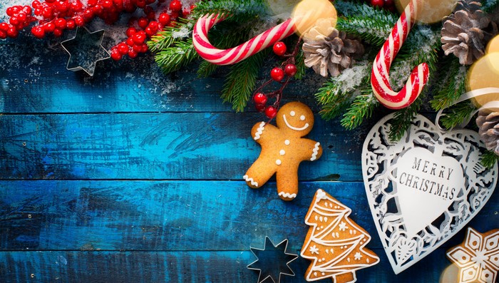 Christmas decorations with gingerbread cookies and berries