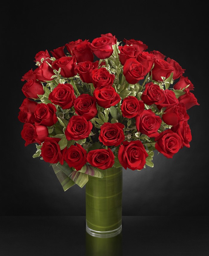 Bouquet of red roses in a green vase