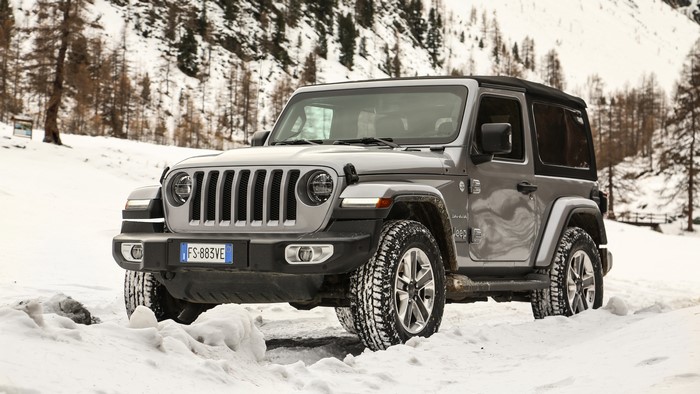 4K Jeep Wrangler Sahara 2019 in Snow