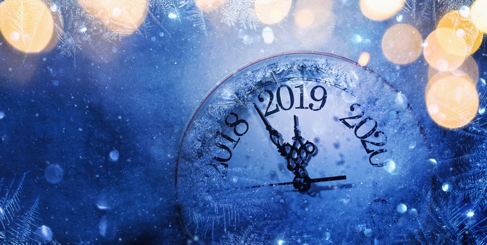 Frozen clock face showing 2019 and 2021