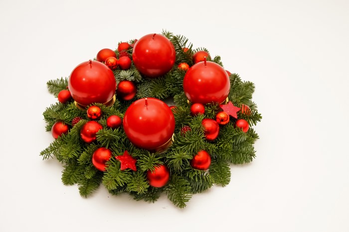 Advent wreath with red candles and ornaments