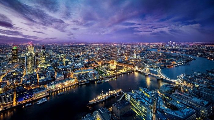 4K London cityscape with Tower Bridge at dusk
