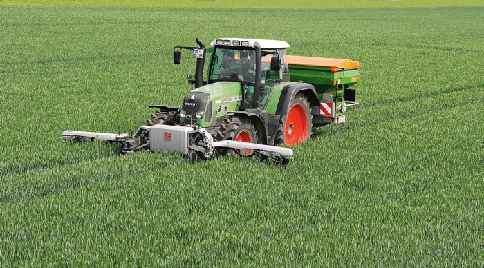Fendt 716 Vario tractor fertilizing a field