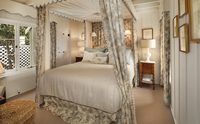 Bedroom Interior Design with Canopy Bed and Lamps