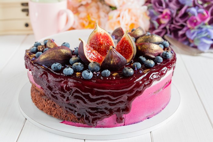 4K cake with figs and blueberries