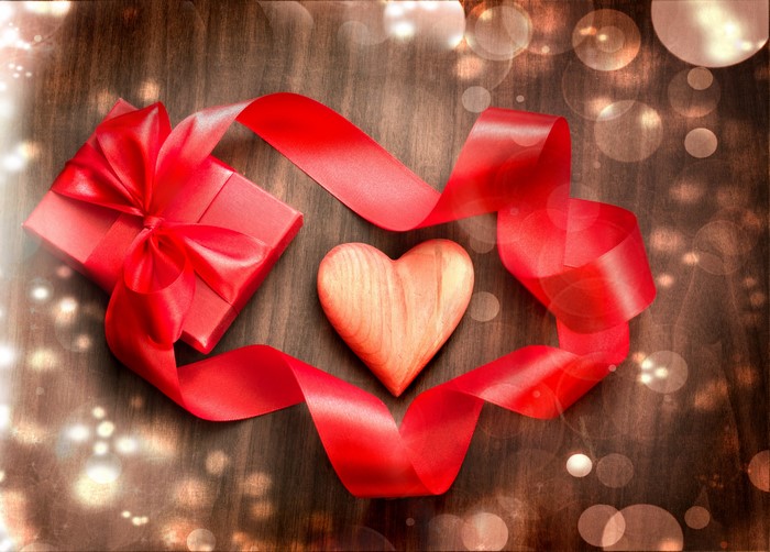 4K Valentine's Day Gift with Red Ribbon and Heart