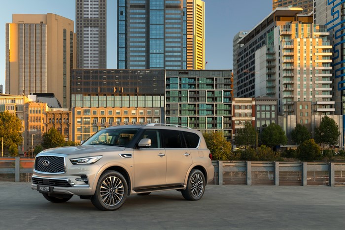 4K Infiniti QX80 SUV in city
