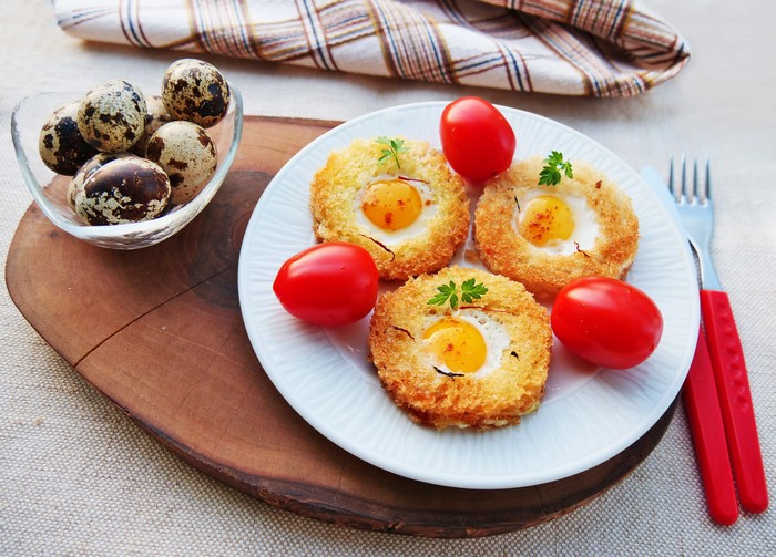Fried Eggs in Bread with Tomatoes