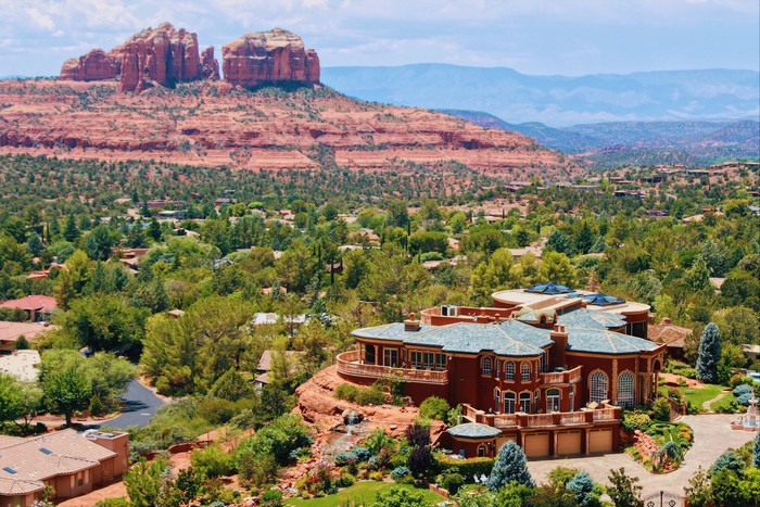 Luxury Houses in Sedona, Arizona with Red Rock Formations