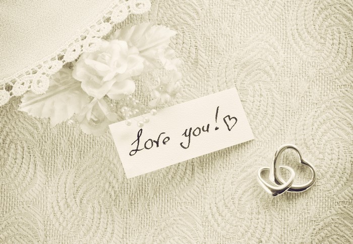 Love you note with intertwined hearts and roses