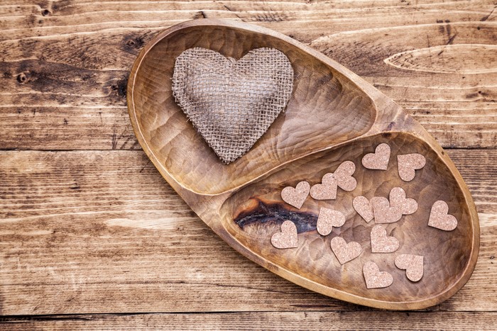 Wooden tray with burlap heart and small hearts