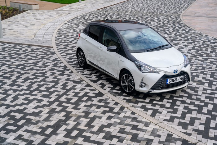 White Toyota Yaris Hybrid Y20 with Black Roof