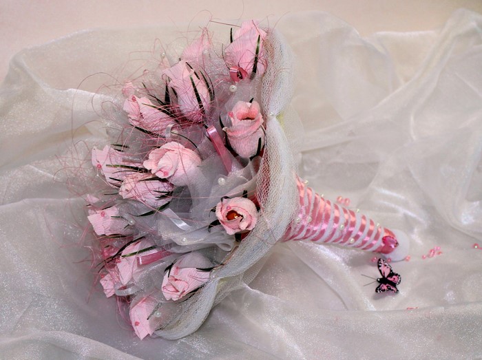 Pink roses bouquet with butterfly decoration