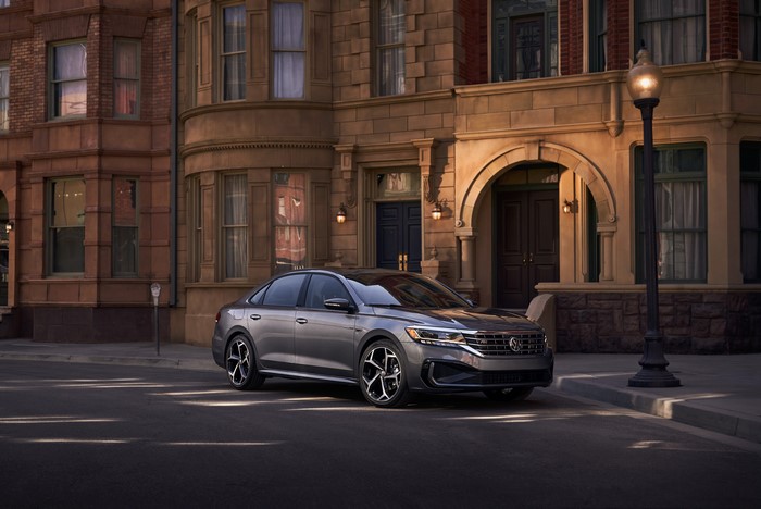 4K 2019 Volkswagen Passat R-Line Metallic Grey