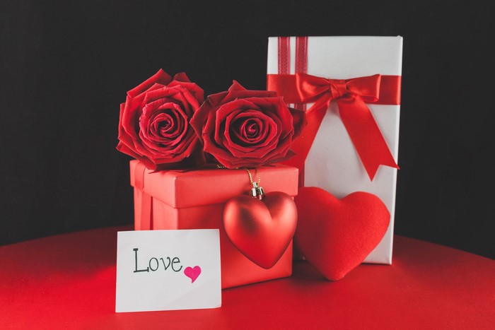 4K, 5K, Valentine's Day, Roses, Black background, English, Gifts, Box ...