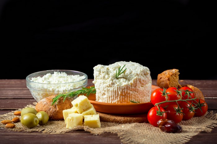 4K Cheese, Olives, Tomatoes, and Bread