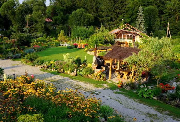 Garden with a gazebo and a house in Myslakowice, Poland
