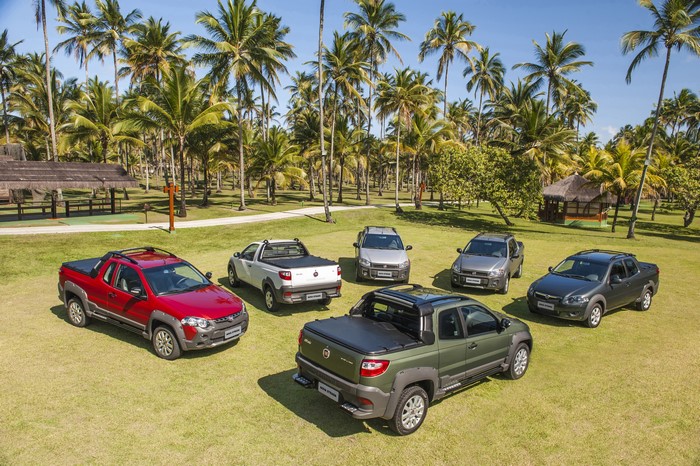 Fiat Strada pickup trucks on a lawn with palm trees