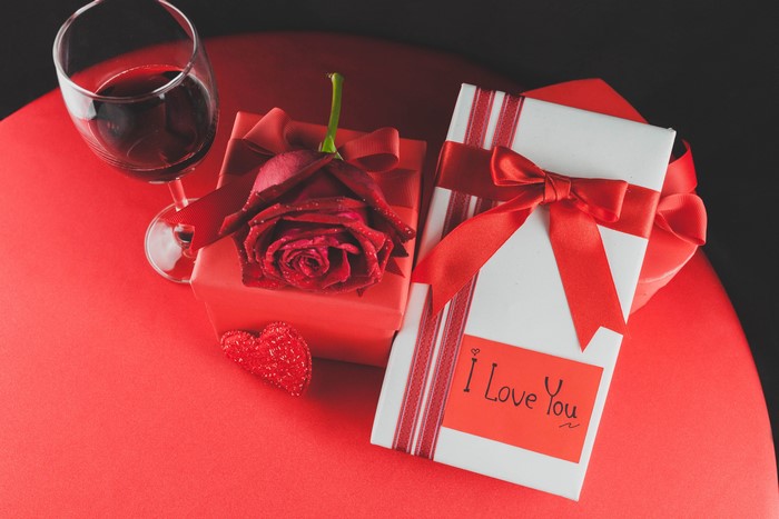 Valentine's Day Gifts with Wine and Rose
