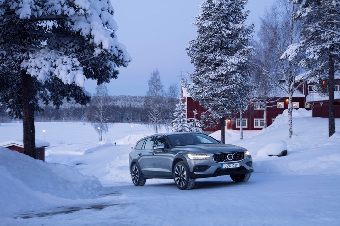 Volvo V60 T5 Cross Country in Winter