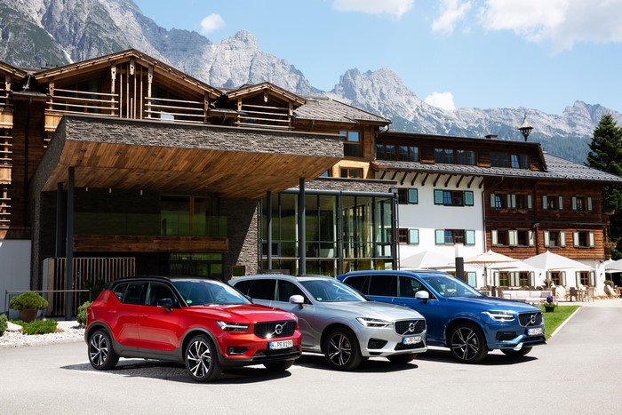 Three Volvo Cars XC40, XC60, XC90 in front of a hotel