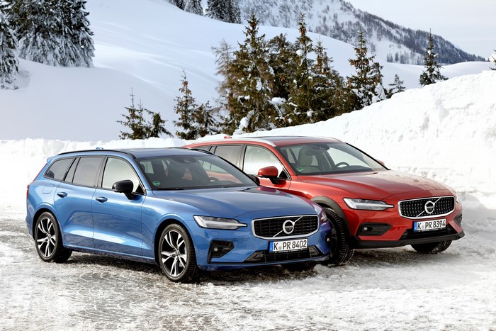 Two Volvo V60 cars in the snow