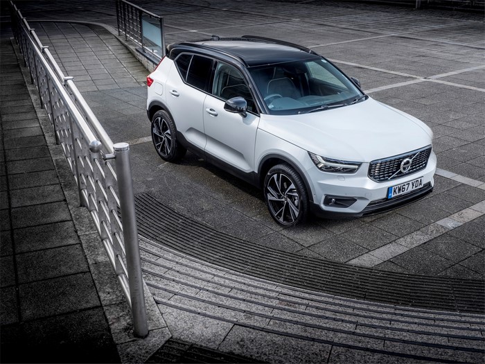 White Volvo XC40 T5 R-Design 2017