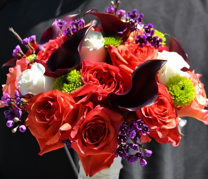 Wedding bouquet with roses and calla lilies