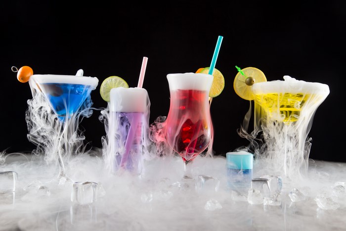 Cocktails with dry ice vapor and ice cubes