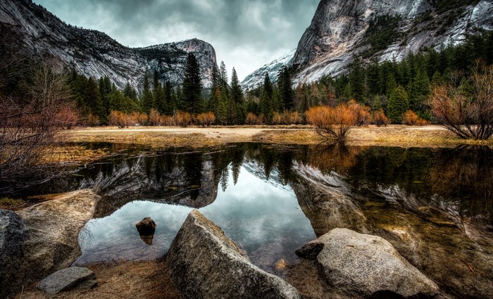 Yosemite National Park Mountains and Lake in Autumn