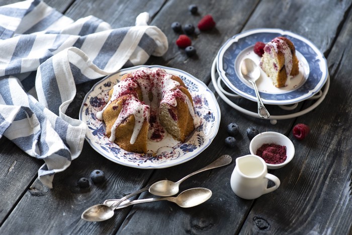 4K Pound Cake with Blueberries and Raspberries