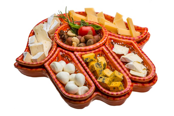 Cheese platter with nuts and tomato