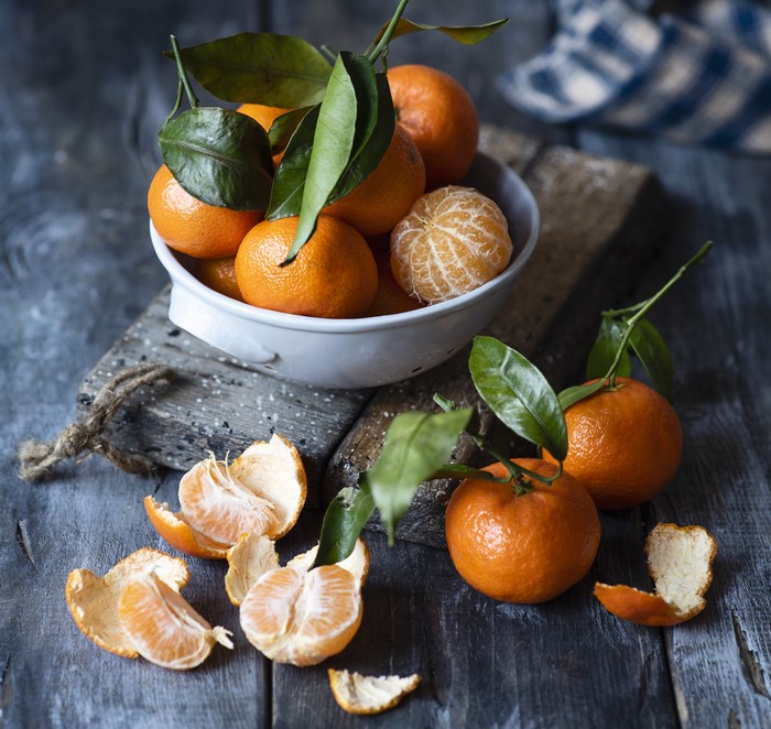 Mandarine with foliage in a bowl