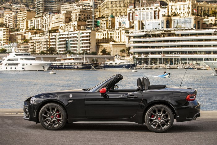 Black Abarth 124 Spider 70esimo Anniversario Cabriolet