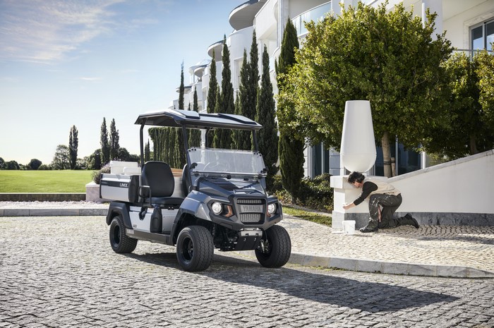 2018-19 Yamaha UMX golf cart with worker painting