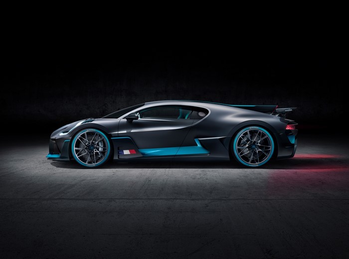 Bugatti Divo side view