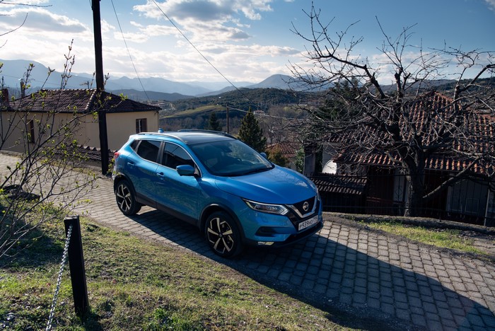 Blue 2019 Nissan Qashqai on a cobblestone road