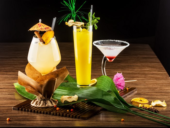Cocktails with garnishes and fruit slices