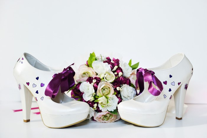 White high heels with purple hearts and bouquet