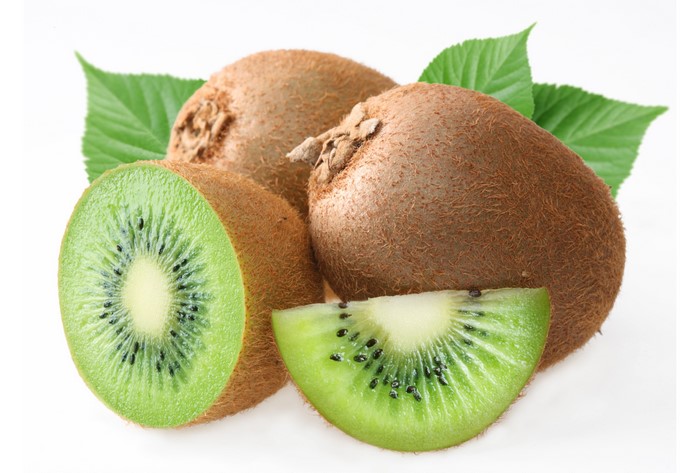 Whole and sliced kiwis with leaves