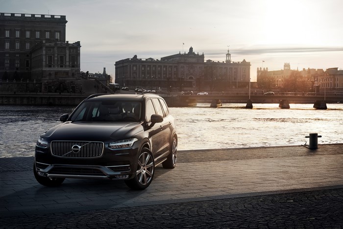 Black Volvo XC90 4K