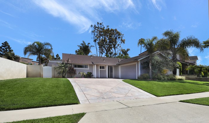 Single-family house with lawn and driveway in Costa Mesa, California