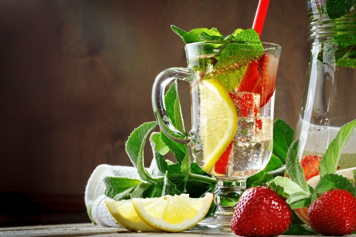 4K Strawberry Lemonade with Mint and Lemons