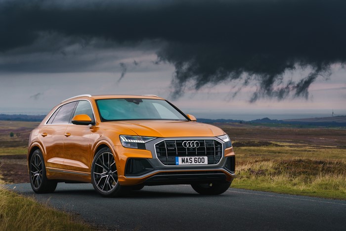 4K Orange Audi Q8
