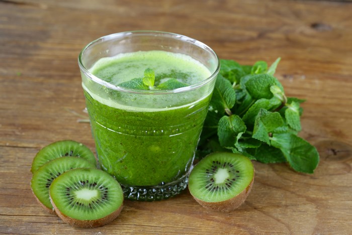 Kiwi Smoothie with Mint and Kiwi Slices